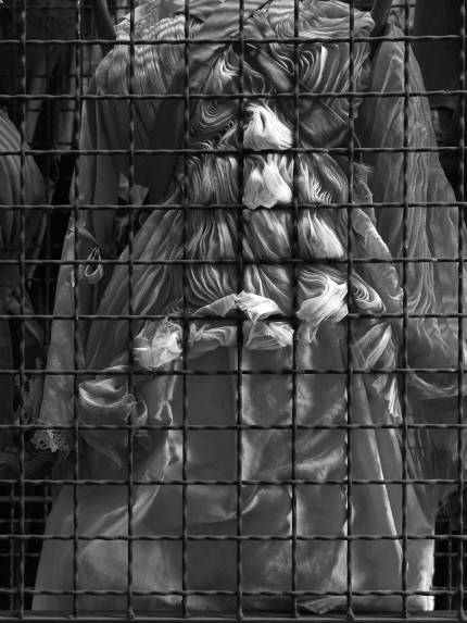 Hinter dem Rücken | Puppenfundus der HfS Ernst Busch | © Simone Tippach-Schneider